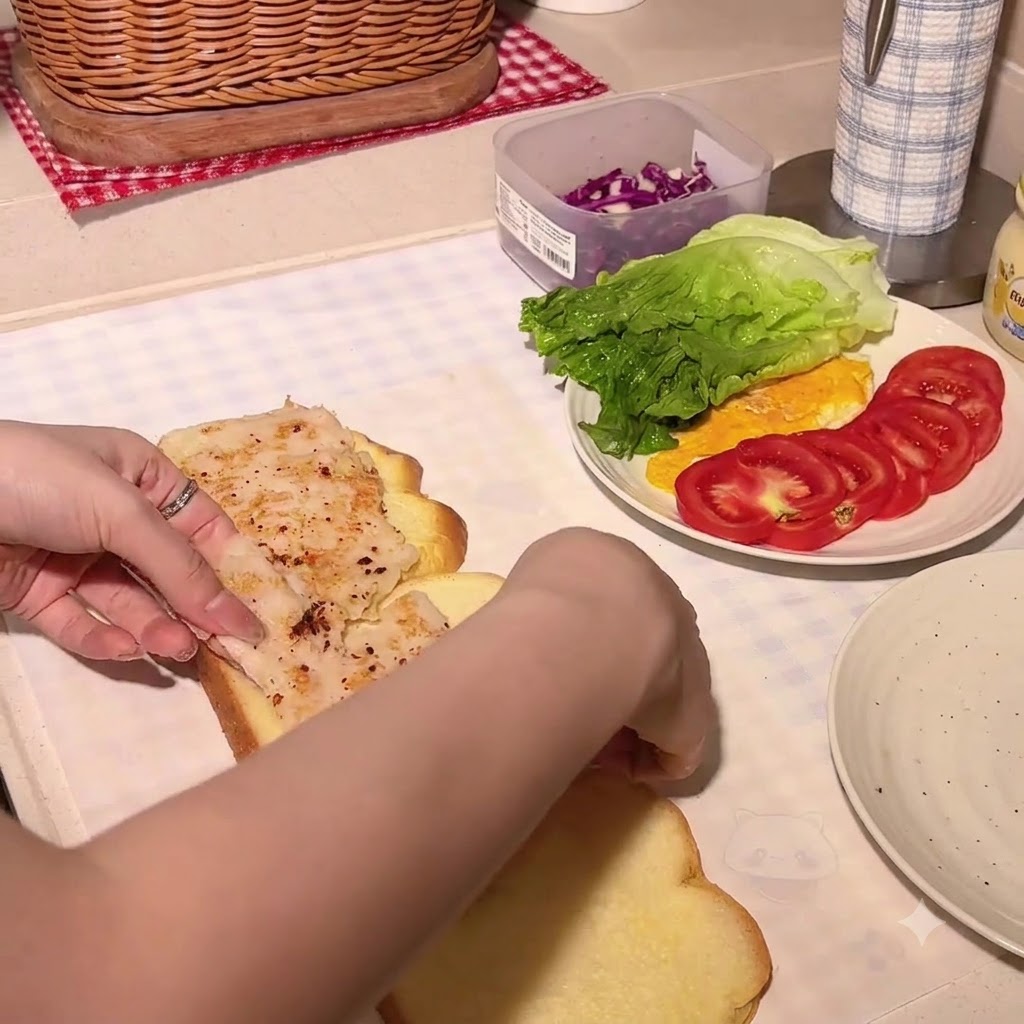 Filet de moutarde au miel déposé sur une tranche de pain garnie dune escalope de poulet.