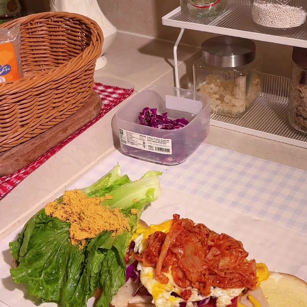 Filaments de poulet séché parsemés au-dessus de la garniture et des crudités.
