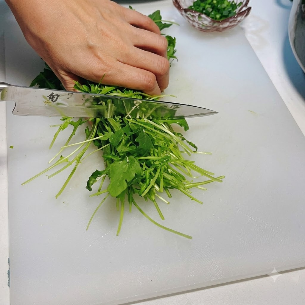 De la roquette verte fraîche coupée avec un couteau sur une planche à découper blanche.