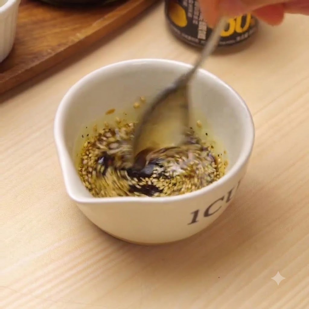 Une cuillère fouettant activement les ingrédients de la vinaigrette à lintérieur dun petit bol blanc.