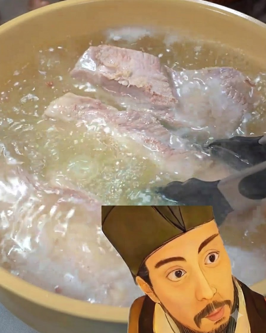Lanières de poitrine de porc bouillant dans une casserole avec du gingembre et des ciboulettes.