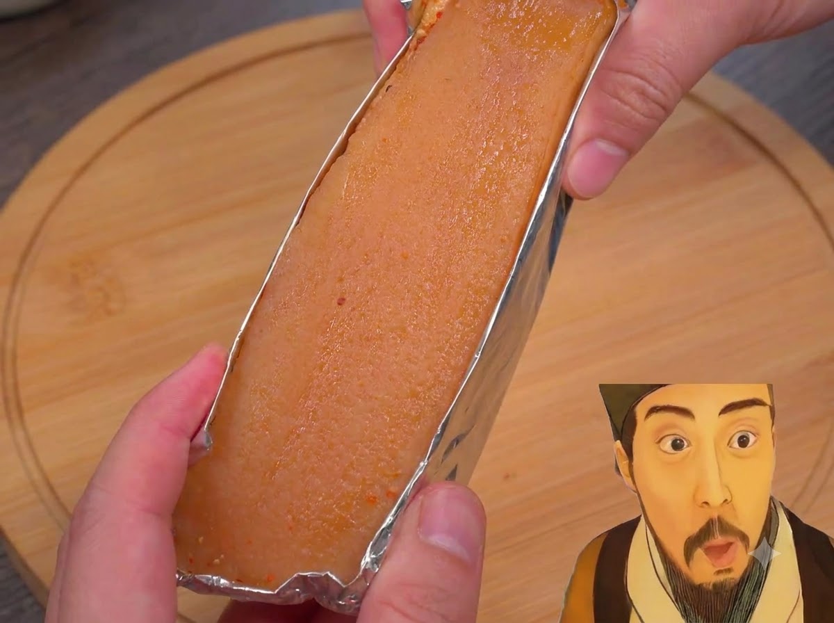 Gros plan de lanières de poitrine de porc enveloppées dans du papier aluminium et badigeonnées de vinaigre blanc.