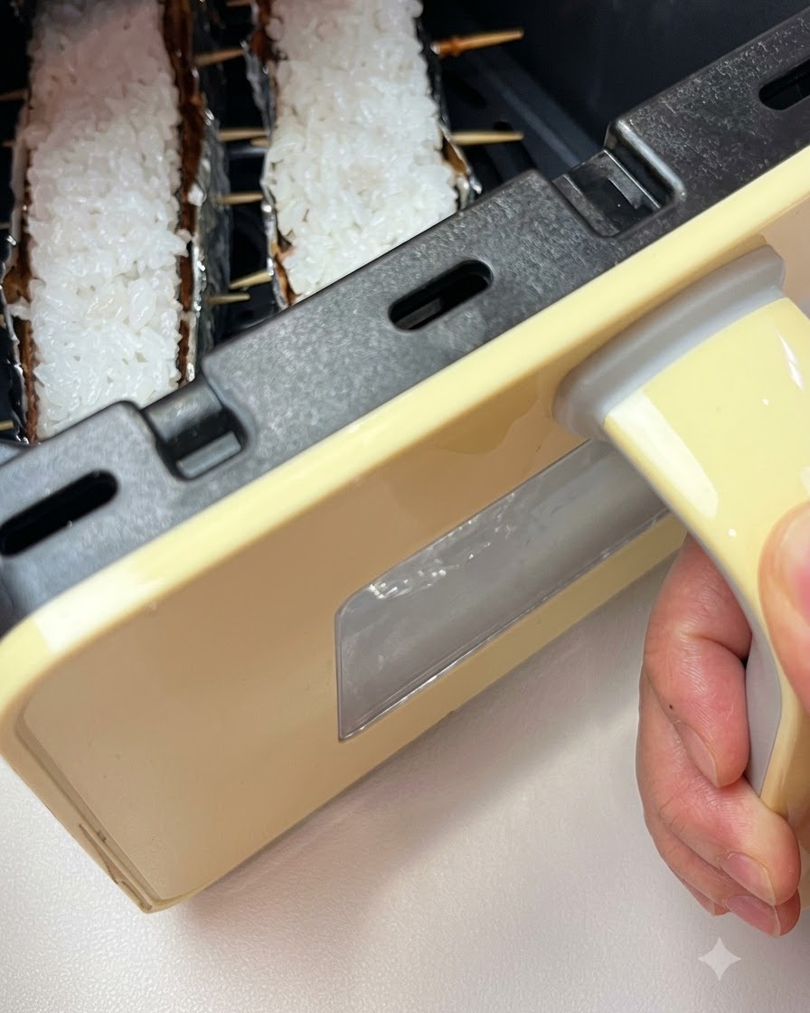 La croûte de sel durcie par la cuisson en train dêtre grattée et retirée de la peau du porc.