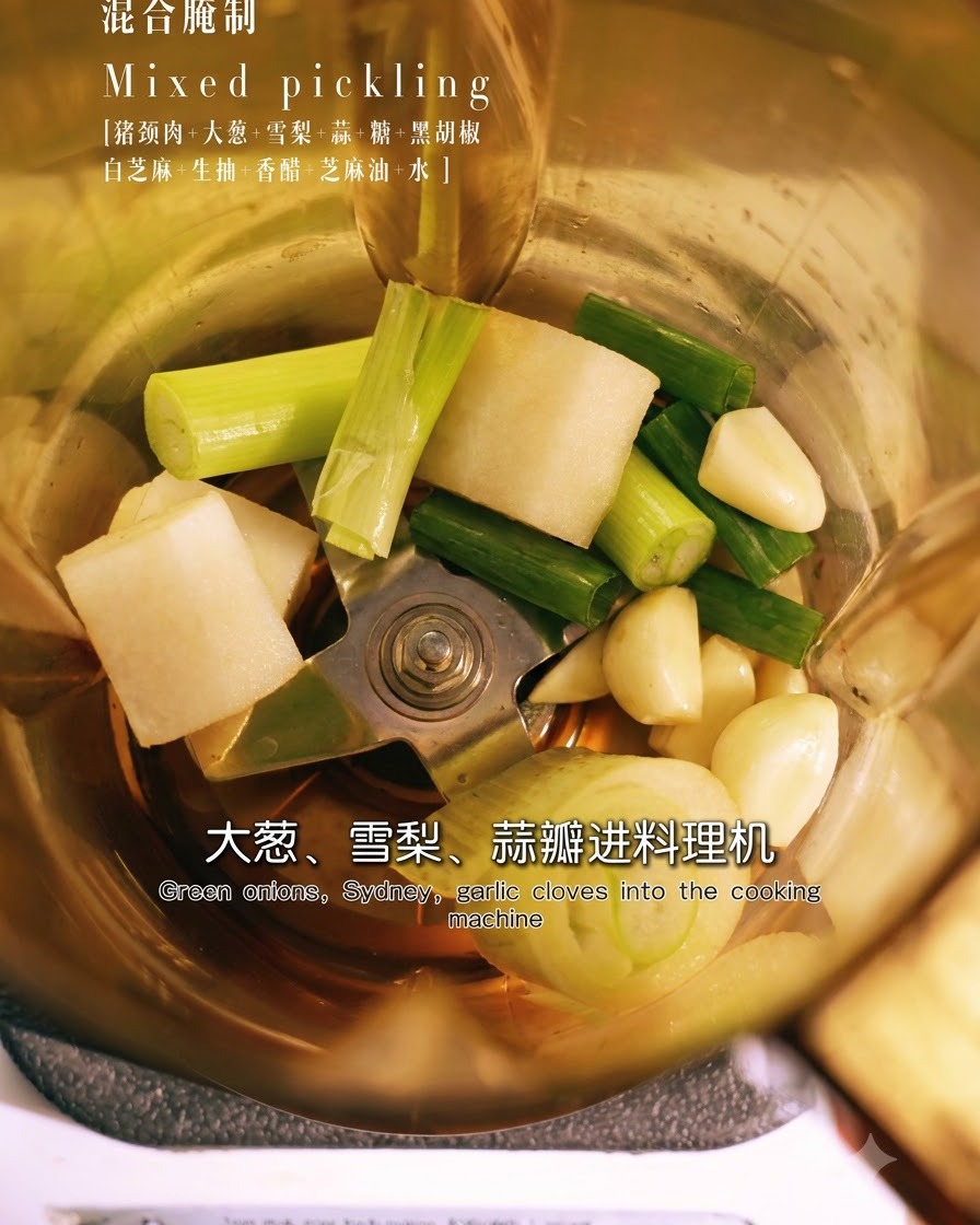 Des morceaux doignon vert, des tranches de poire et des gousses dail à lintérieur du bol dun blender.