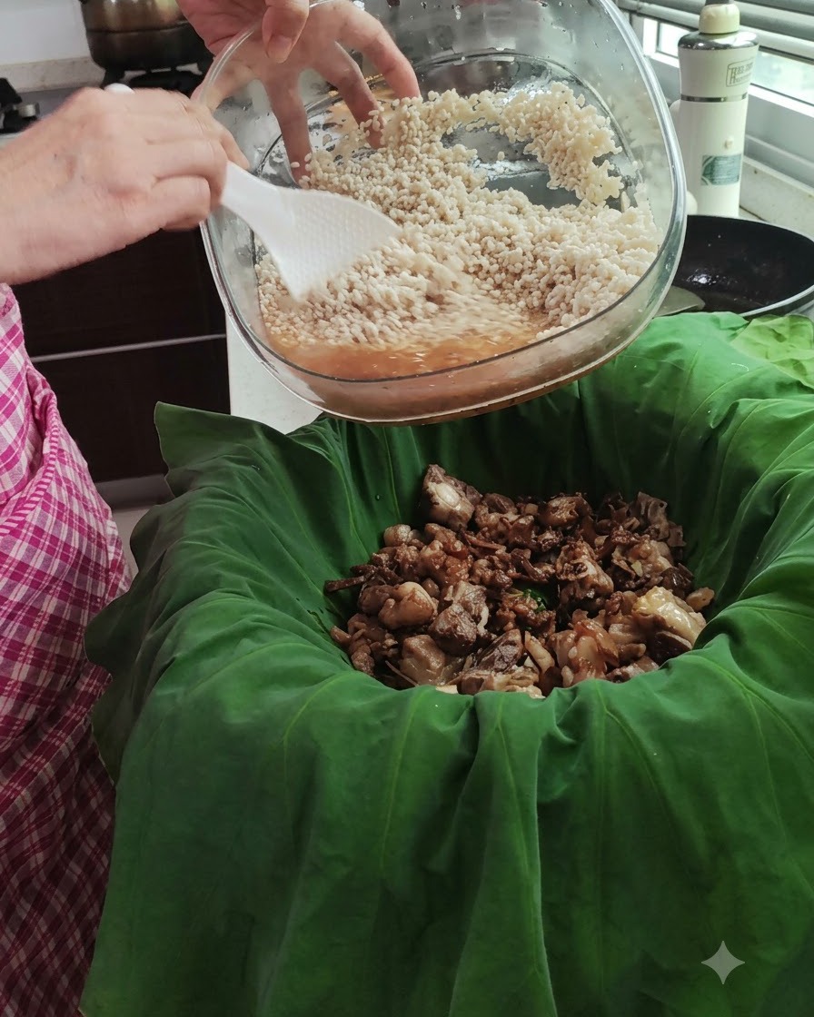 Riz trempé dans un bol en verre versé sur le lit de porc cuit à lintérieur dune feuille de lotus verte.