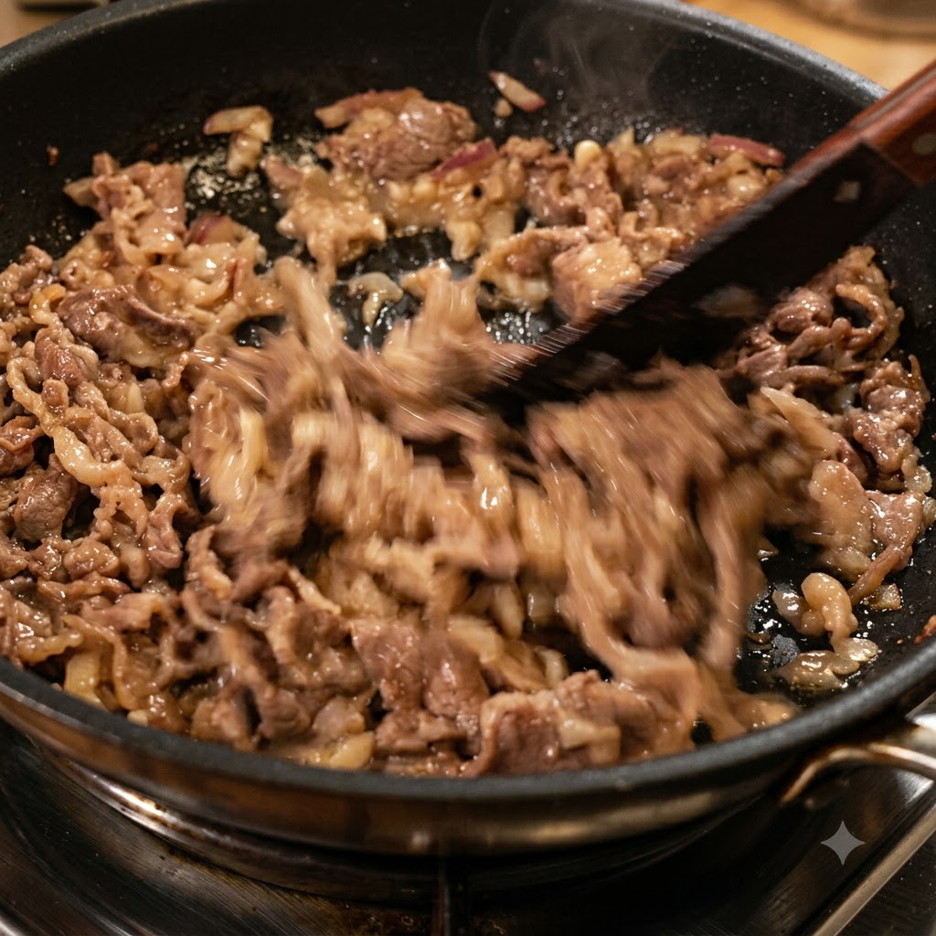 Des piments rouges séchés et hachés sautés avec du bœuf et des oignons dans une poêle.