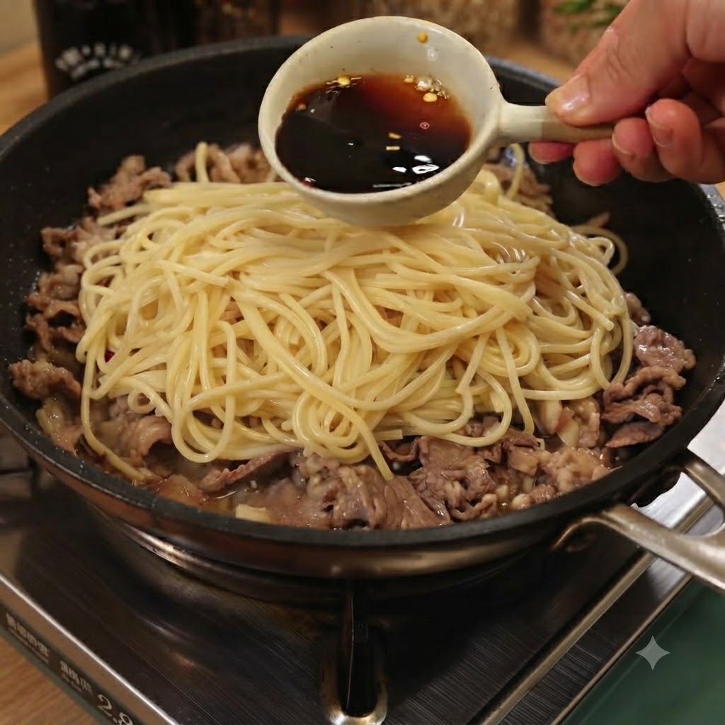 Une louche remplie de sauce savoureuse foncée versée sur des spaghettis et du bœuf dans une poêle.
