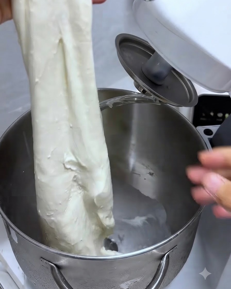 Étirage dun morceau de pâte montrant une membrane élastique solide semblable à un gant.