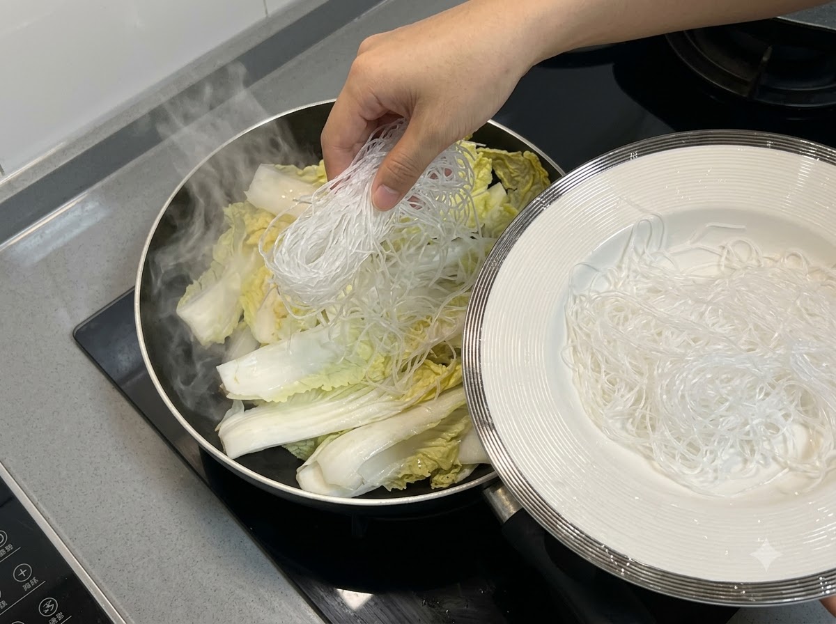 Nouilles de vermicelles placées sur le chou chinois à lintérieur de la poêle.