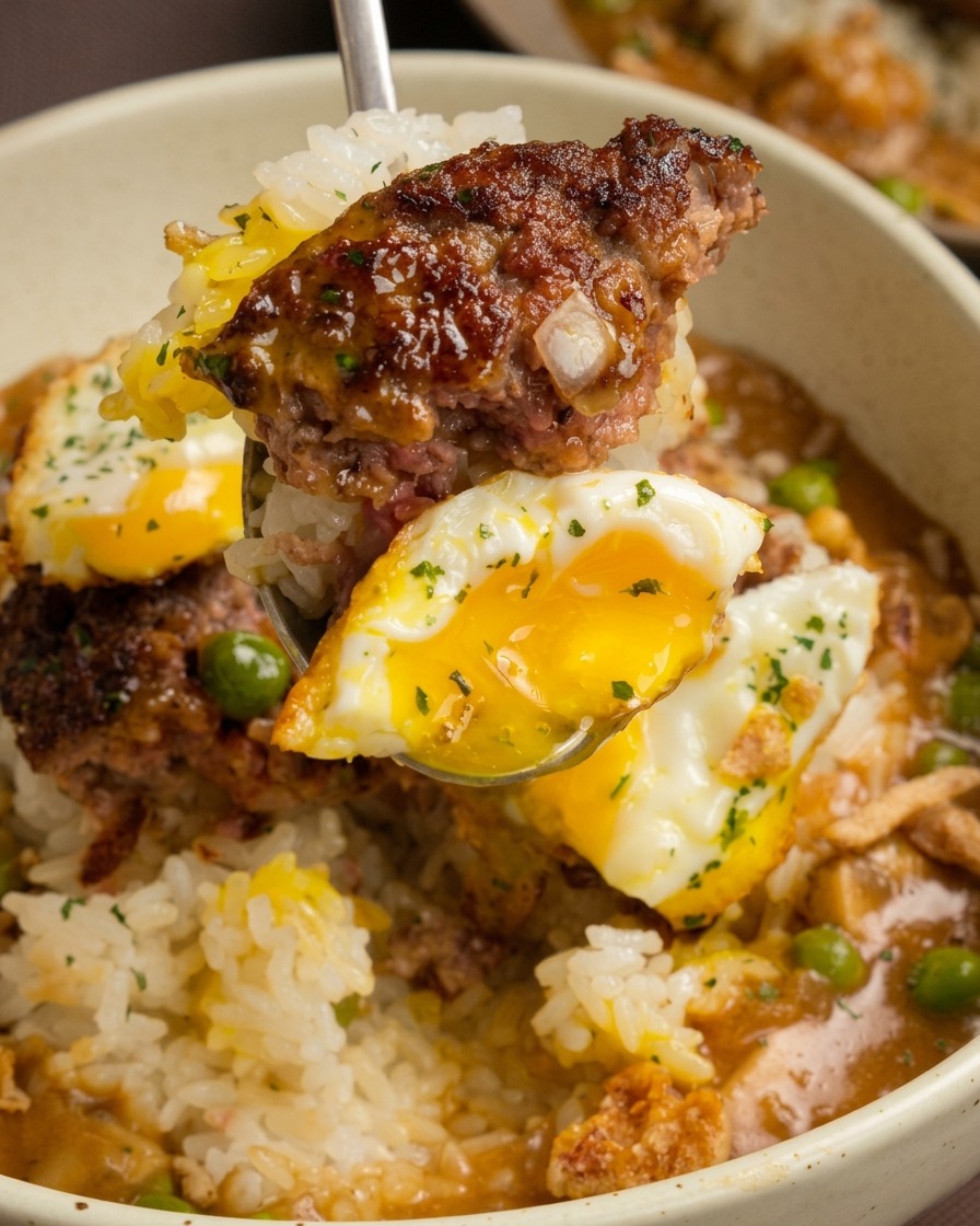 Du bouillon de bœuf versé dans la poêle avec les légumes et la farine pour réaliser la sauce.