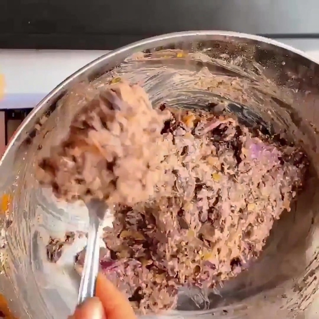 Gros plan de mains pressant et façonnant le mélange de haricots noirs en un steak de burger rond.