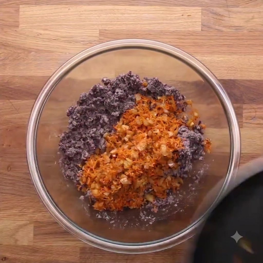 Flocons davoine instantanés versés dans un bol en verre avec des haricots noirs et des carottes râpées.
