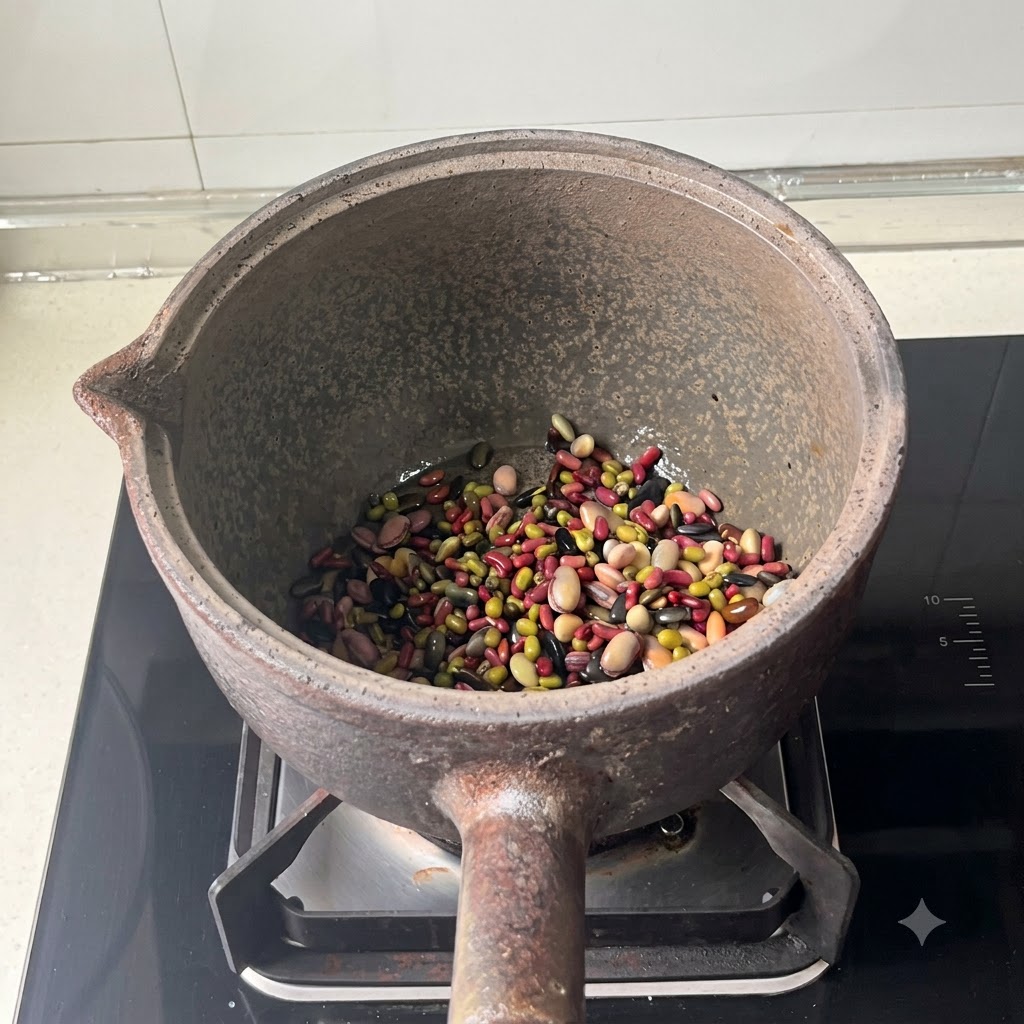 Des haricots mélangés au fond dune casserole en terre cuite après lajout deau.