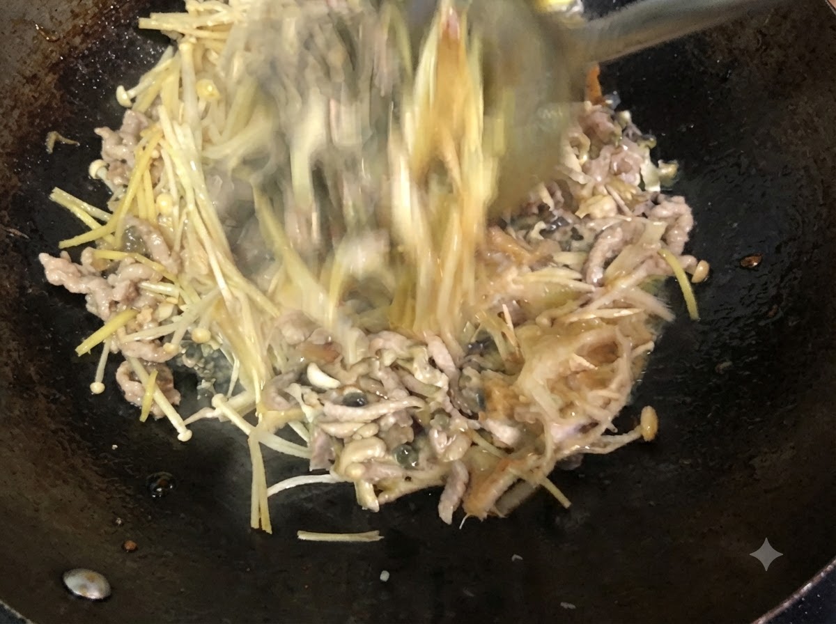 Ingrédients activement remués et mélangés dans le wok avec une spatule en métal.