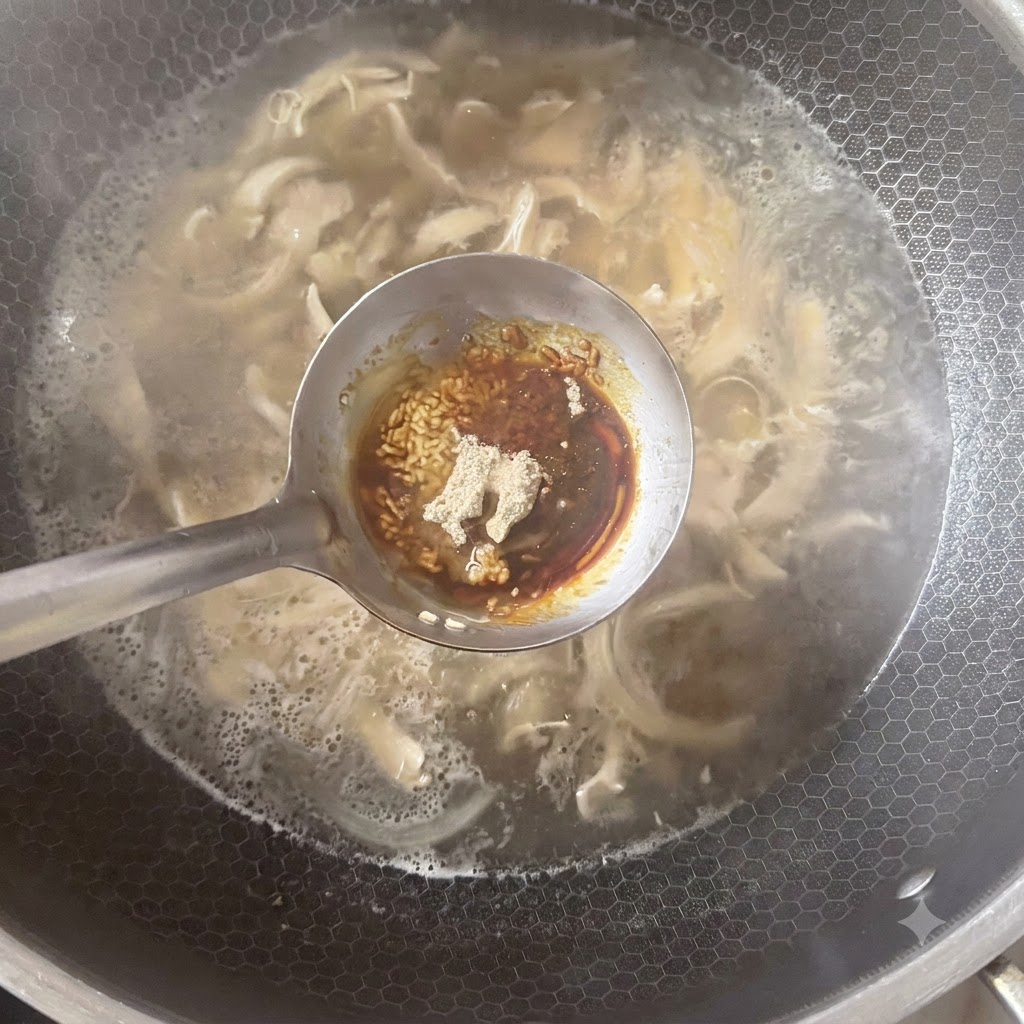 Une louche contenant divers assaisonnements, y compris de la poudre de poivre blanc et des sauces, positionnée au-dessus dune casserole de soupe frémissante.