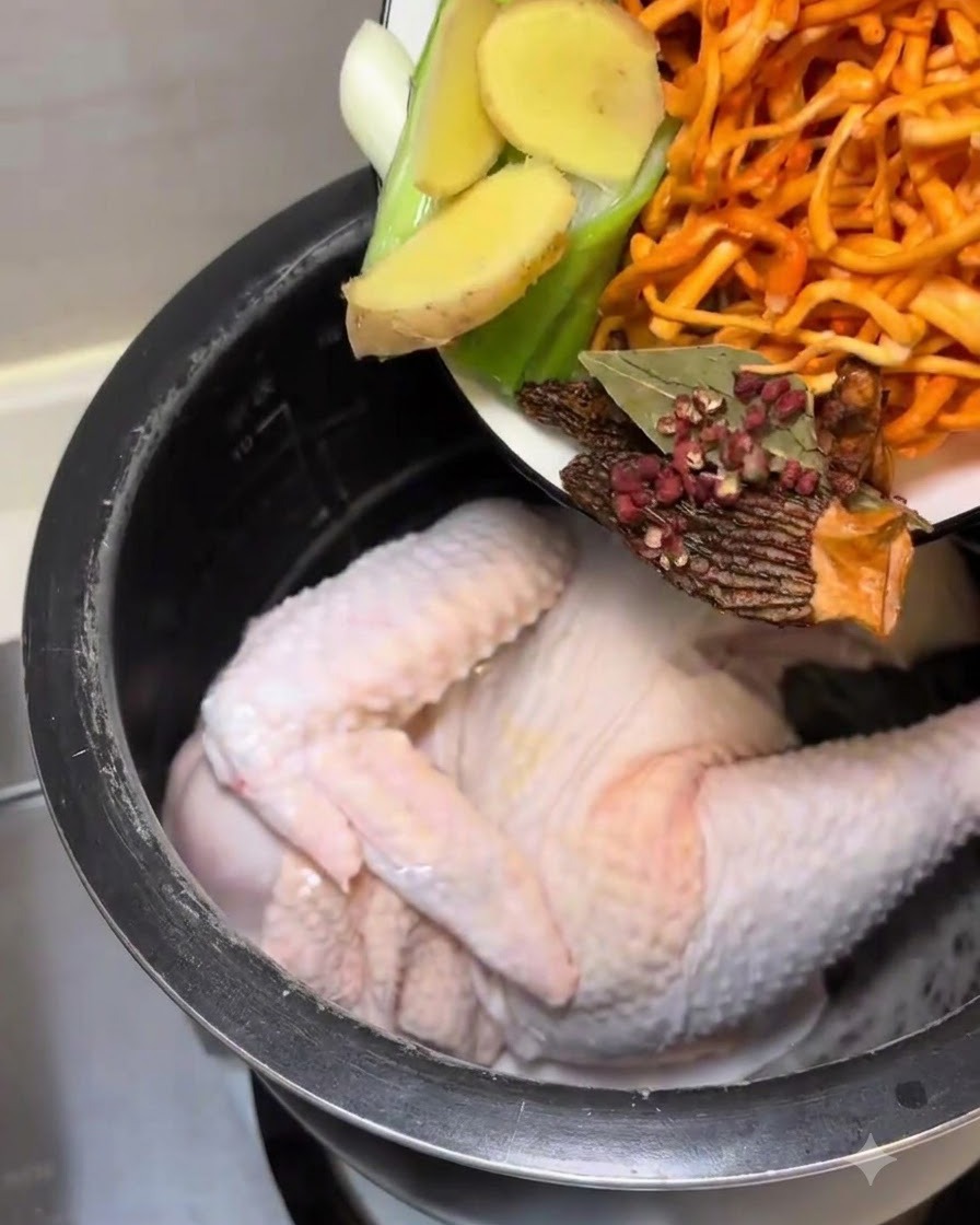 Verser les aromates et champignons préparés dans la casserole avec le poulet.