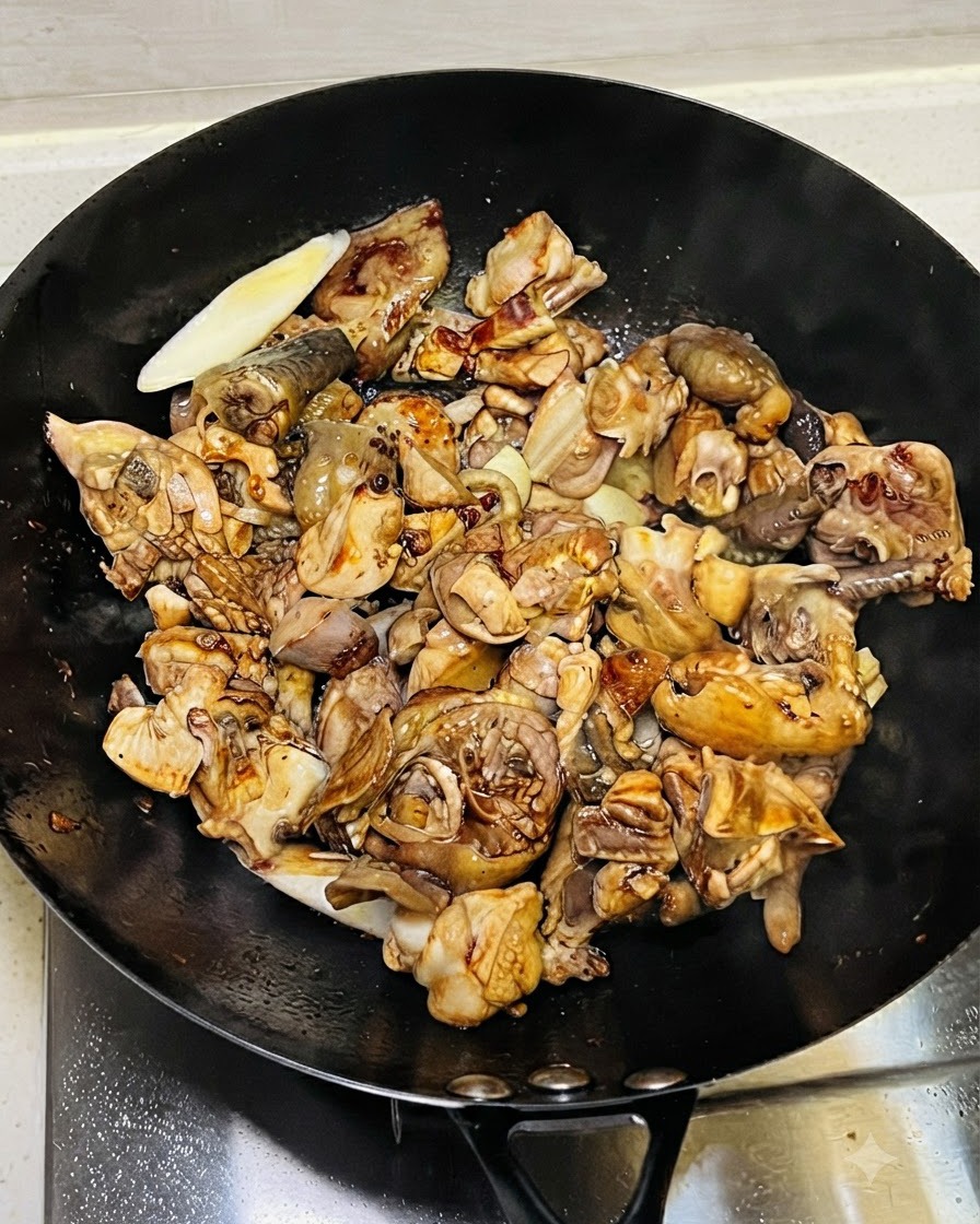 Versement des sauces, y compris la sauce soja claire et la sauce soja noire, sur le poulet.