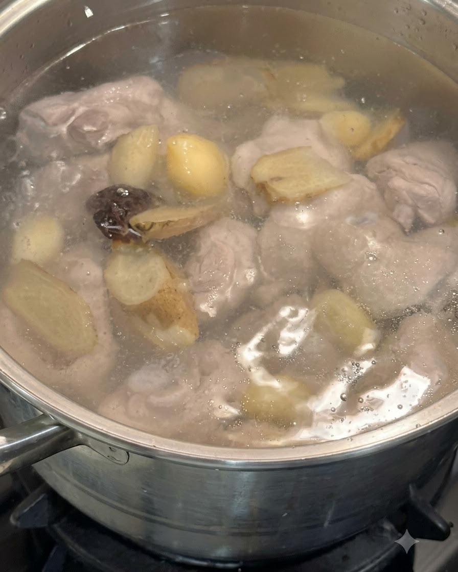 Champignons shiitakes et eau de trempage des champignons ajoutés dans la casserole contenant les cuisses de poulet et les aromates.