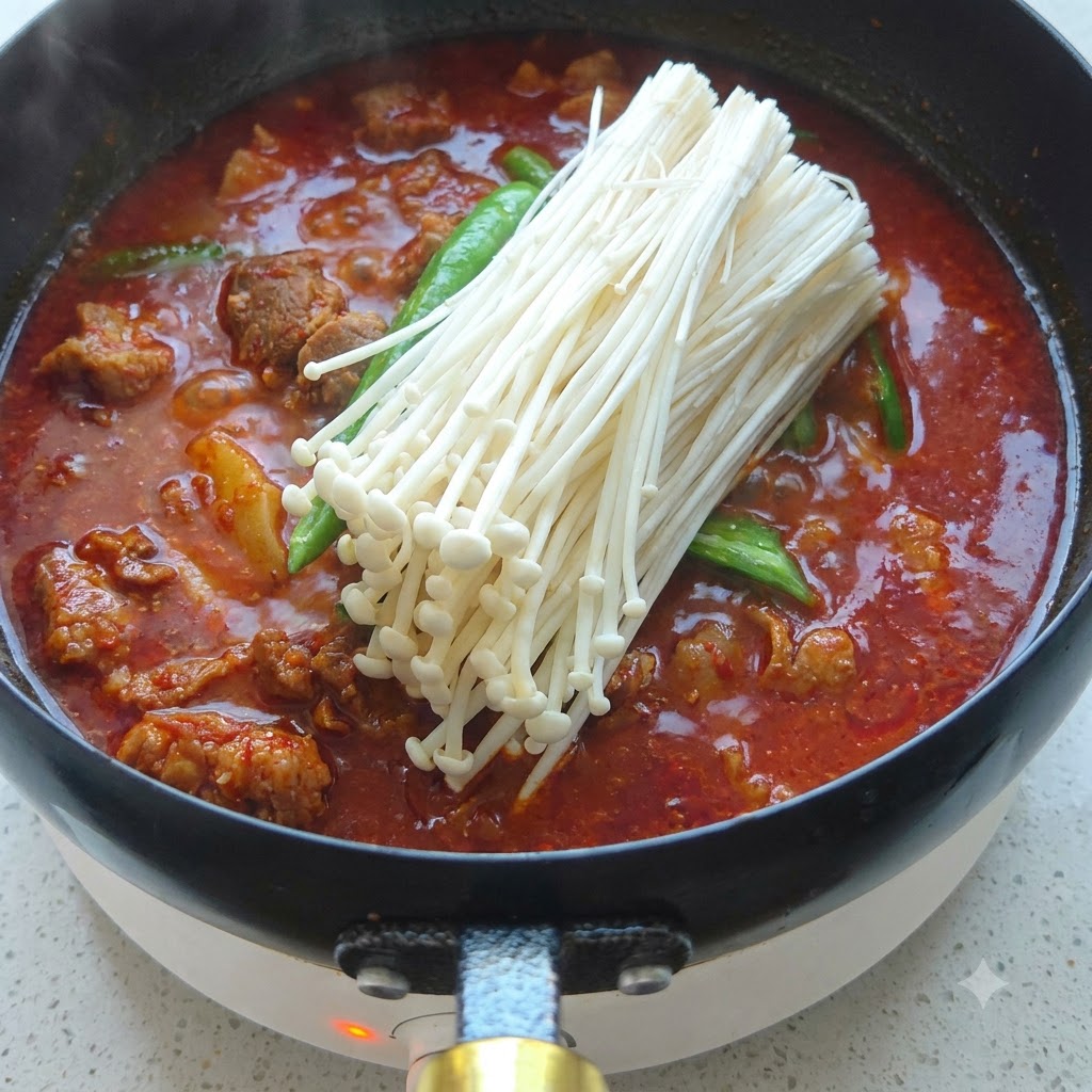 Des morceaux de poulet cru versés dun bol en verre dans un wok chaud et huilé.