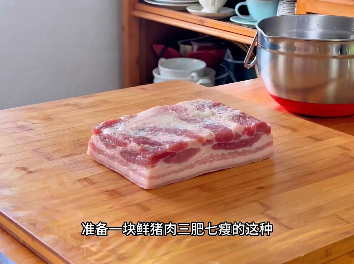 Morceau de porc frais placé sur une planche à découper, prêt pour la préparation.