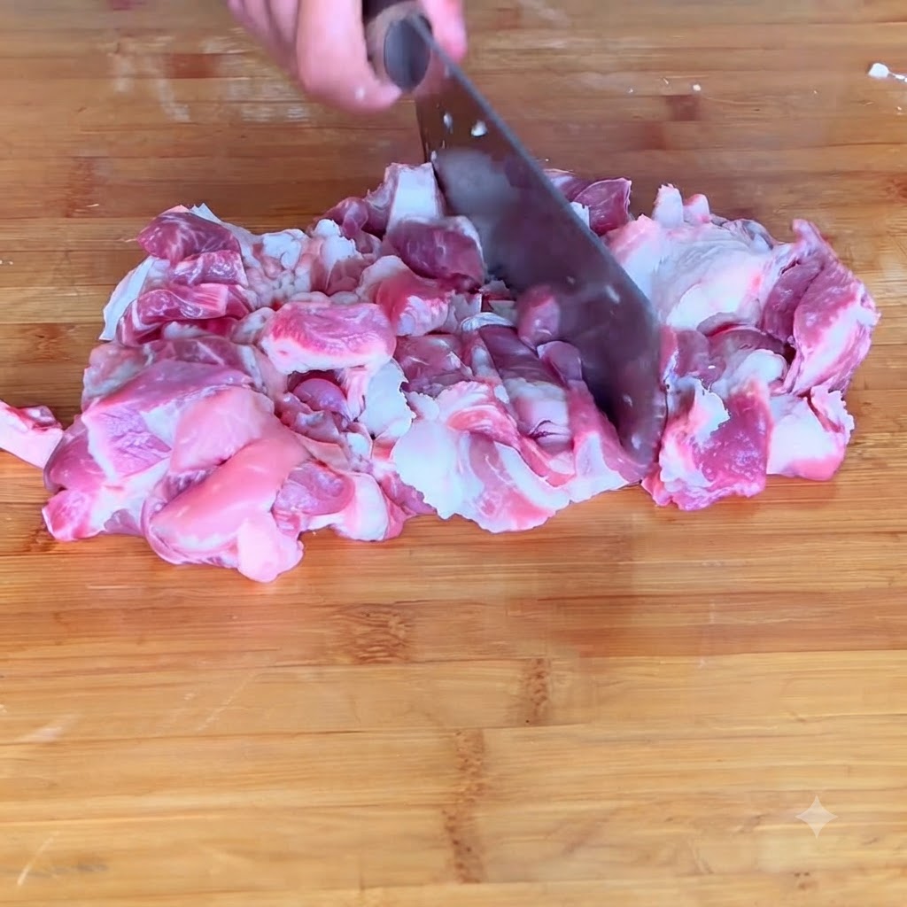 Gros plan sur du porc haché finement en pâte de viande sur une planche à découper.
