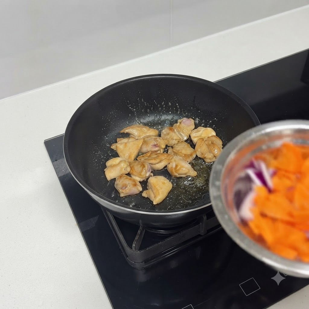 Morceaux de poulet brunissant joliment dans une poêle.