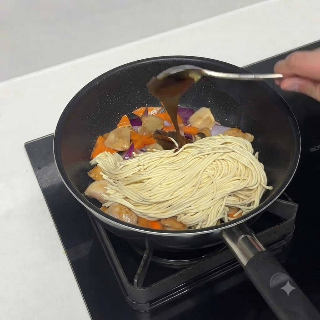 Pâte de curry ou blocs de curry ajoutés aux ingrédients dans la poêle.