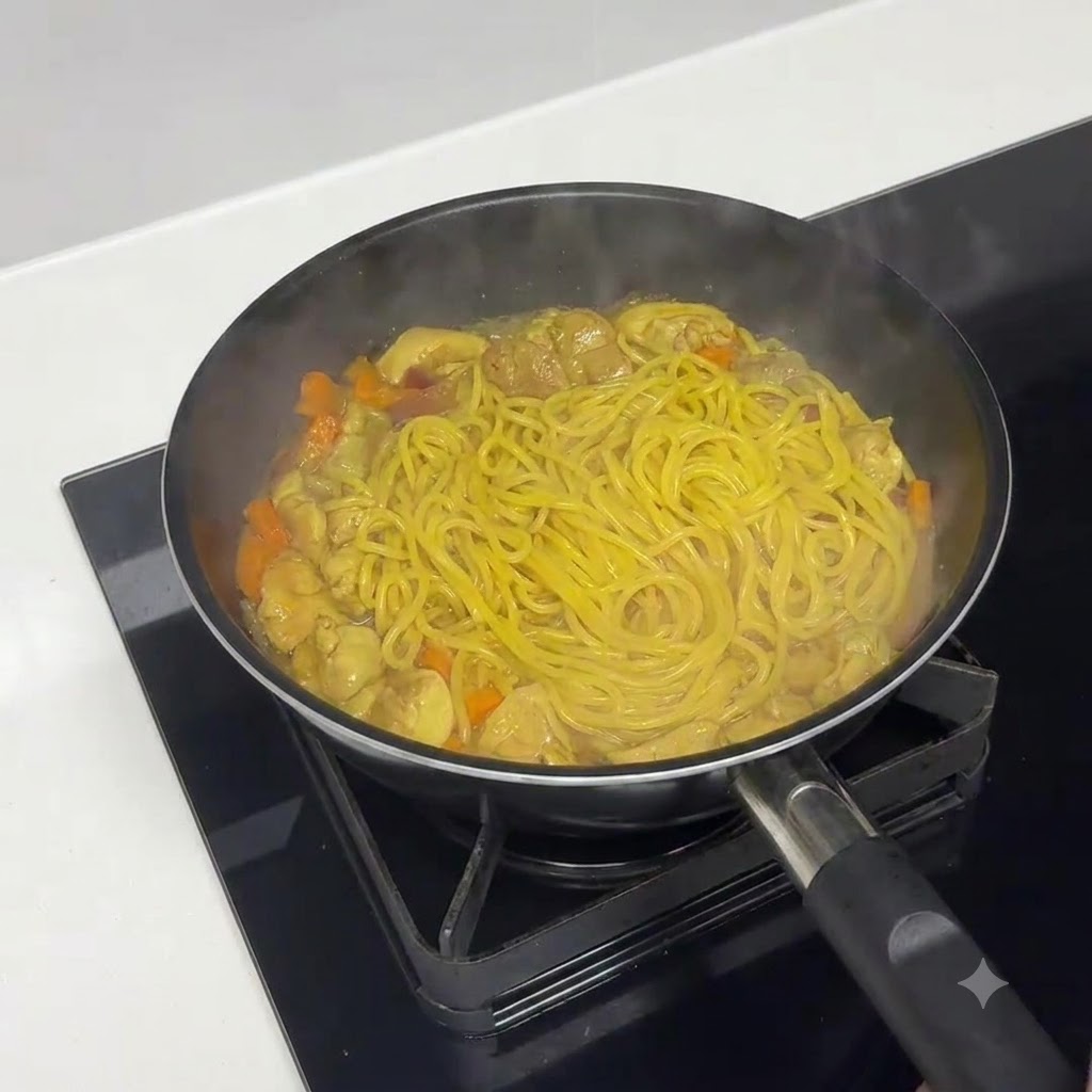 Pâtes mijotant à feu moyen-vif pour réduire et épaissir la sauce.