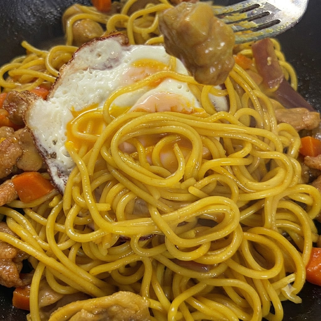 Un œuf au plat cuisant dans une poêle avec des bords croustillants et un jaune coulant.