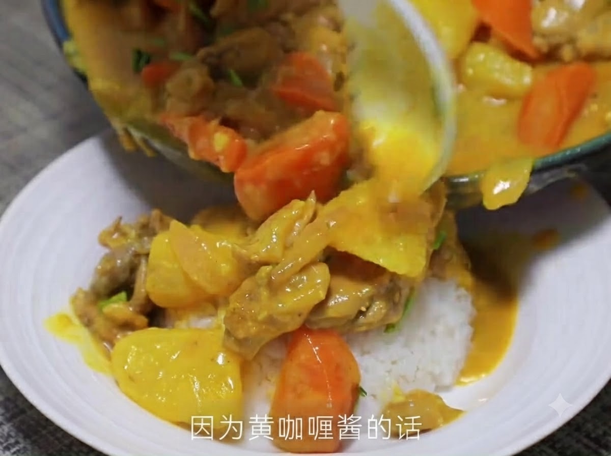 Pâte de curry jaune ajoutée et sautée dans la poêle.