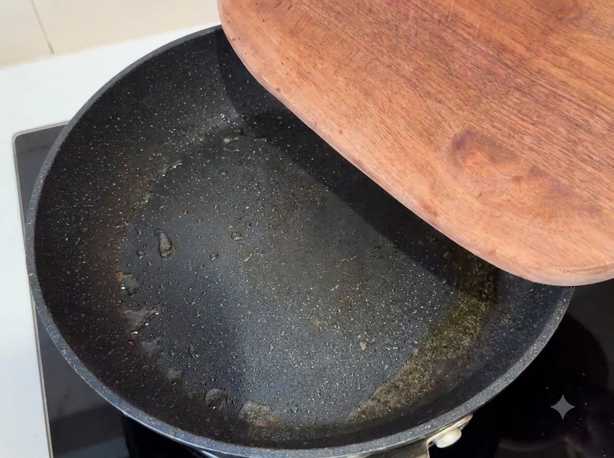 Tranches doignon rouge, ail et piments séchés en train de frire dans une poêle.