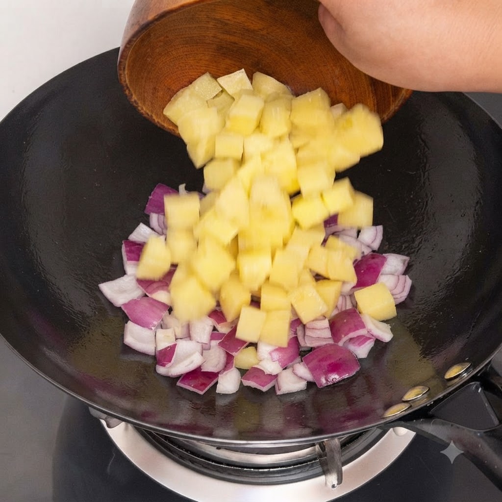 Oignons rouges hachés versés dans un wok chaud pour être sautés.