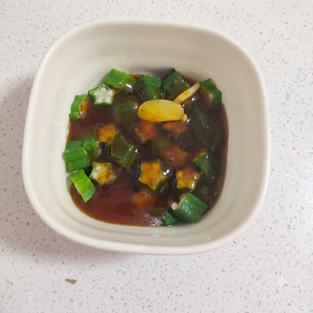 Gombos bouillant dans une casserole deau chaude.