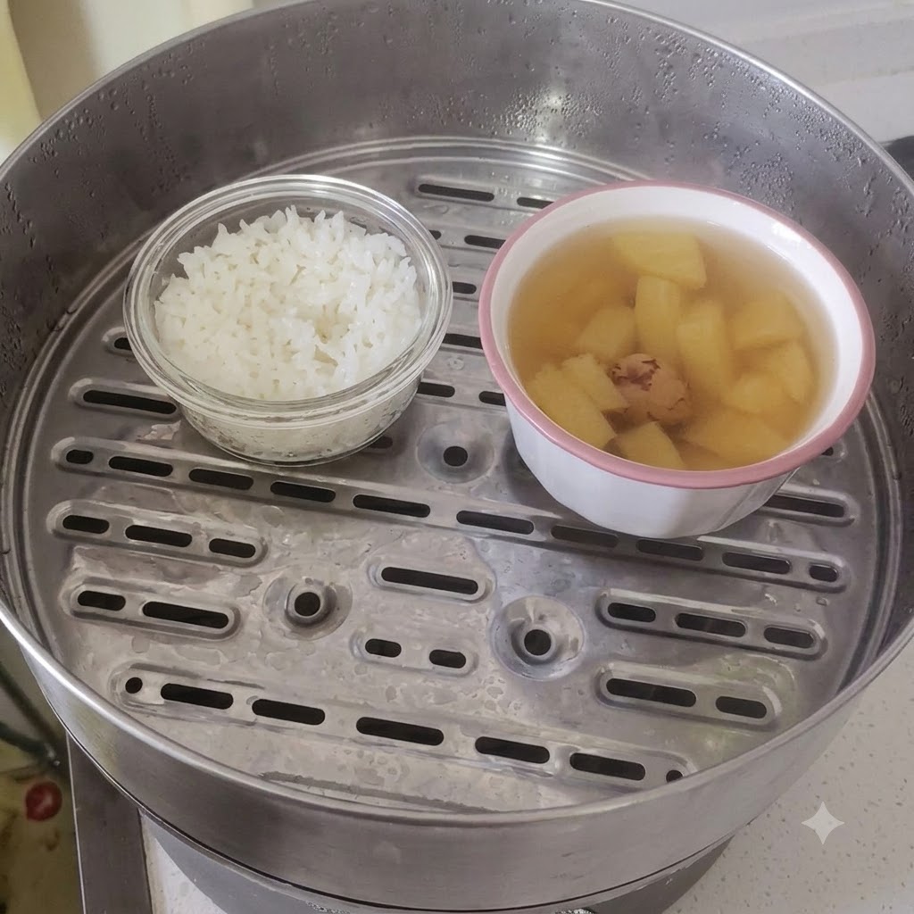 Baguettes mélangeant du gombo cuit avec du riz cuit à la vapeur dans un bol.