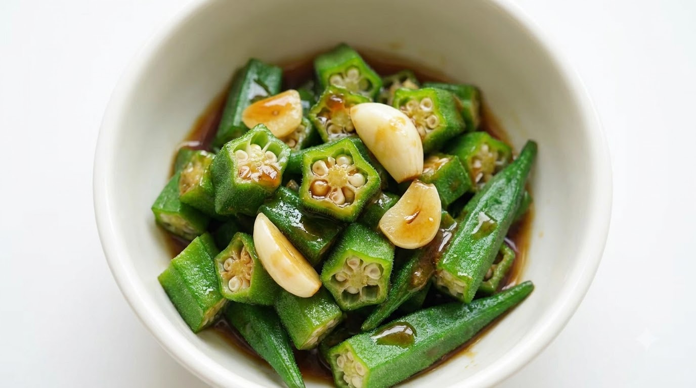 Un bol de gombos verts tranchés garnis dail et dune riche sauce brune savoureuse