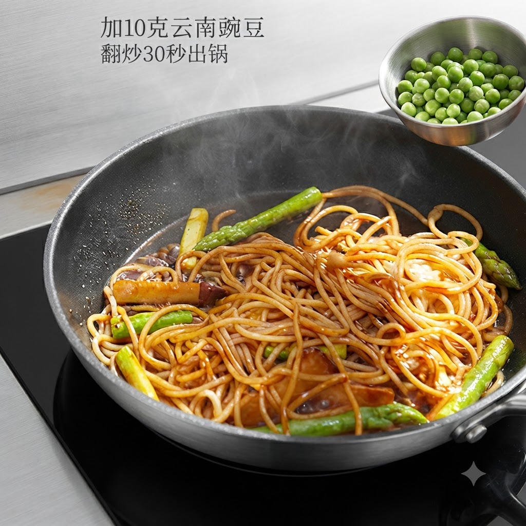 Des petits pois verts versés dun petit bol en métal dans la poêle avec les pâtes sautées.