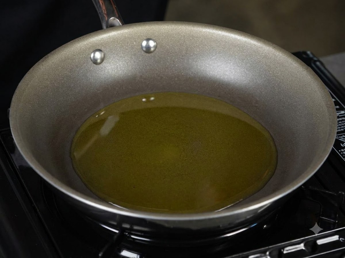 Une poêle remplie dhuile dolive chaude posée sur un feu de cuisinière.