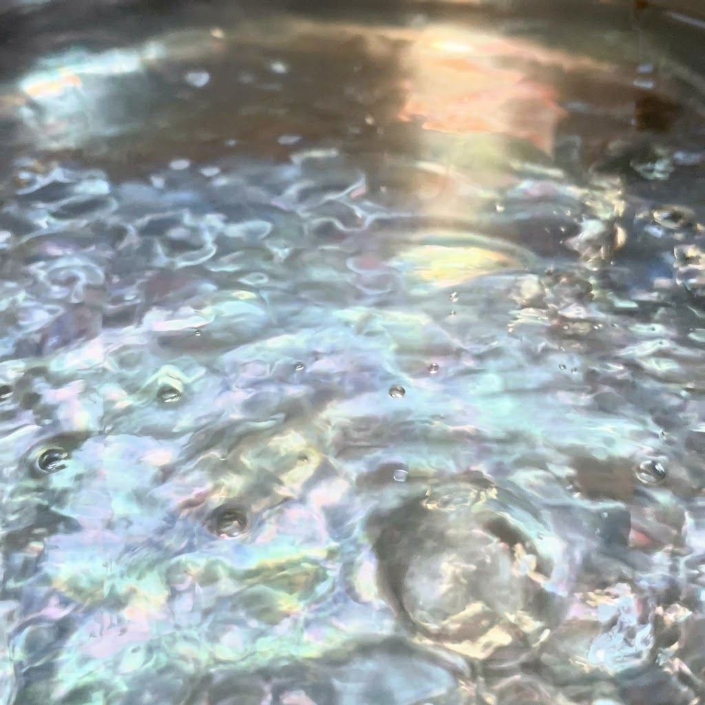 Du sel en train de se dissoudre dans une casserole deau bouillante bouillonnante.