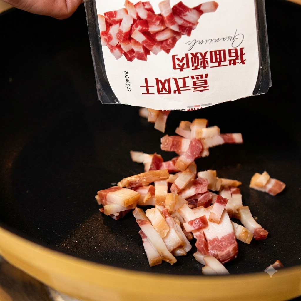 Des morceaux de joue de porc séchée tombant dun emballage dans une poêle noire chauffée.