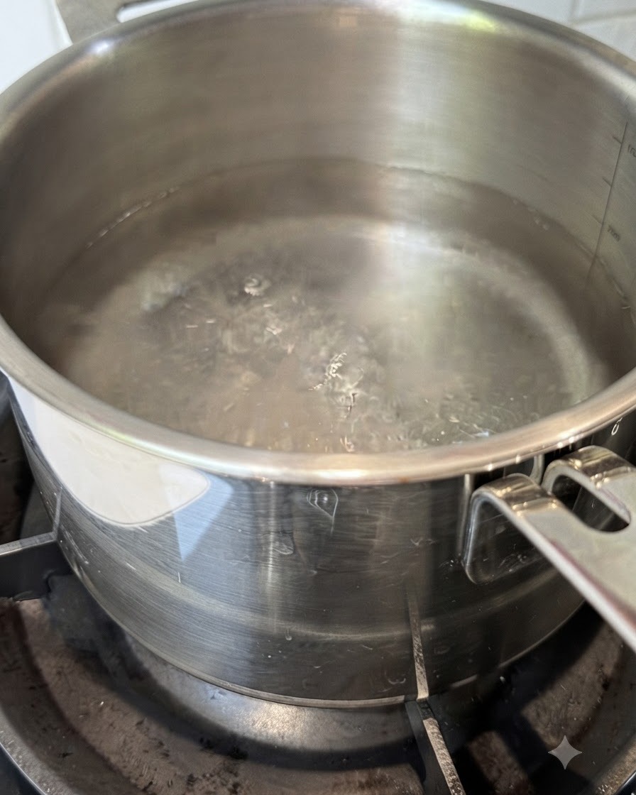 Des spaghettis secs plongés dans une casserole deau bouillante.