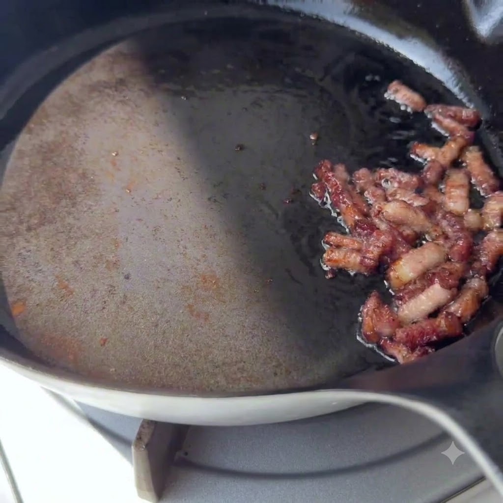 Des morceaux de bacon dorés grésillant dun côté dune poêle chaude.