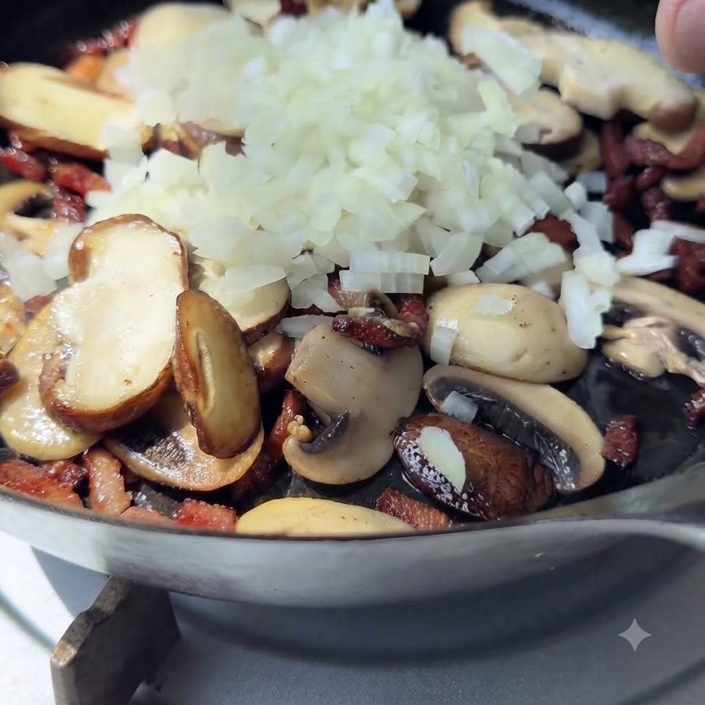 Un tas doignons blancs fraîchement émincés sur des champignons et du bacon cuits dans une poêle.