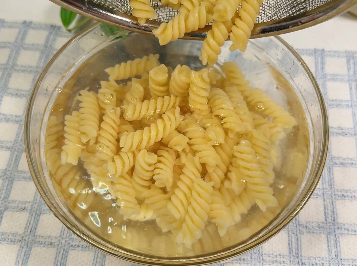 Des lanières de bœuf marinées qui grésillent dans une poêle chaude.