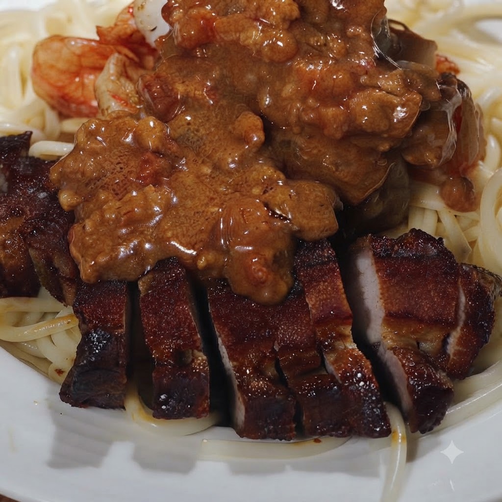 Une sauce riche et crémeuse tomate-viande versée à la louche sur les pâtes, les crevettes et la poitrine de porc dressées.