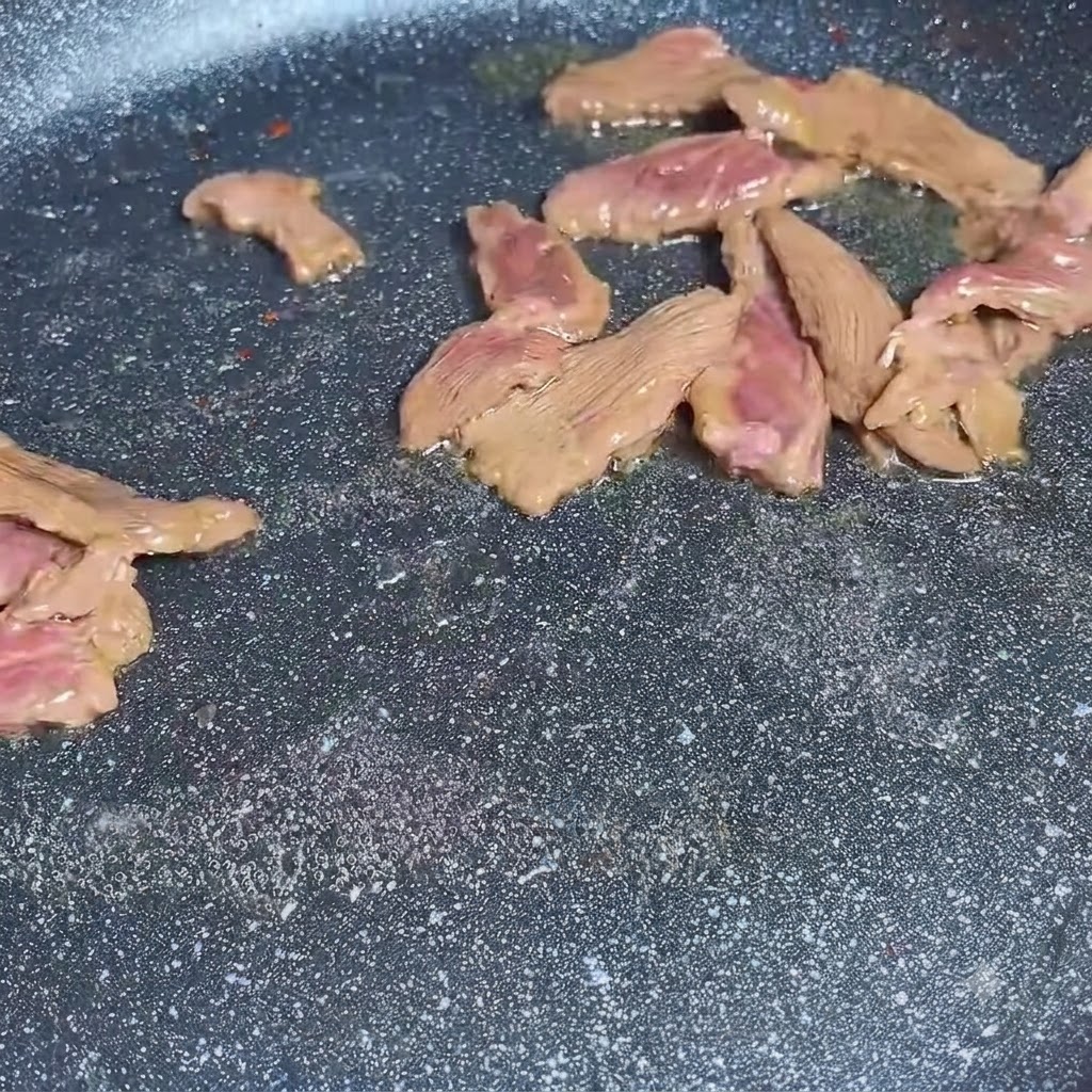 Tranches de bœuf marinées saisies à la poêle.