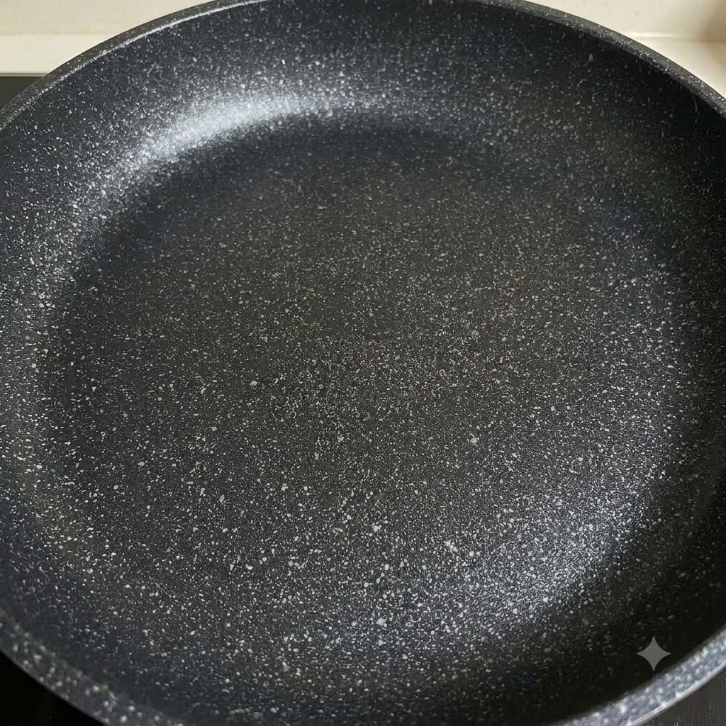 Oignons et poivrons émincés sautés avec la viande, les pâtes et la sauce dans la poêle.
