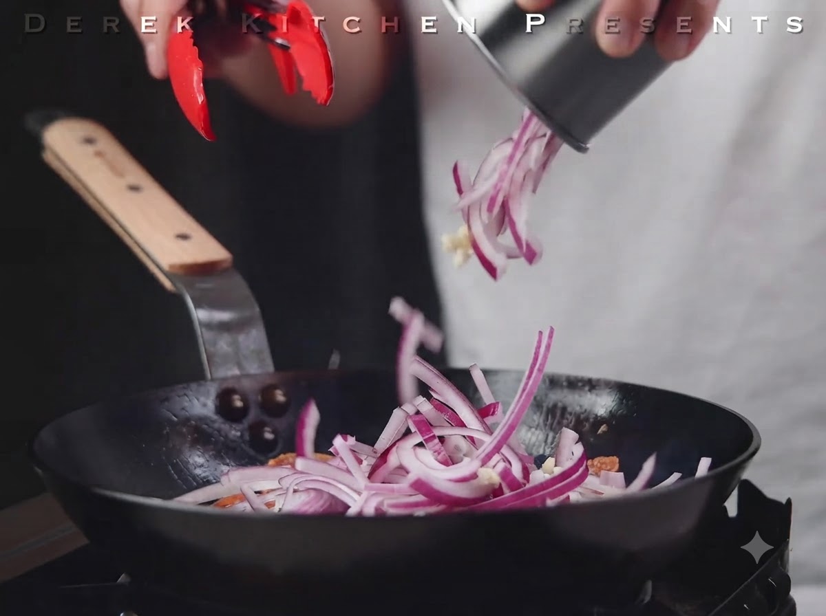 Oignon rouge émincé et ail versés dans la poêle sur le salami.