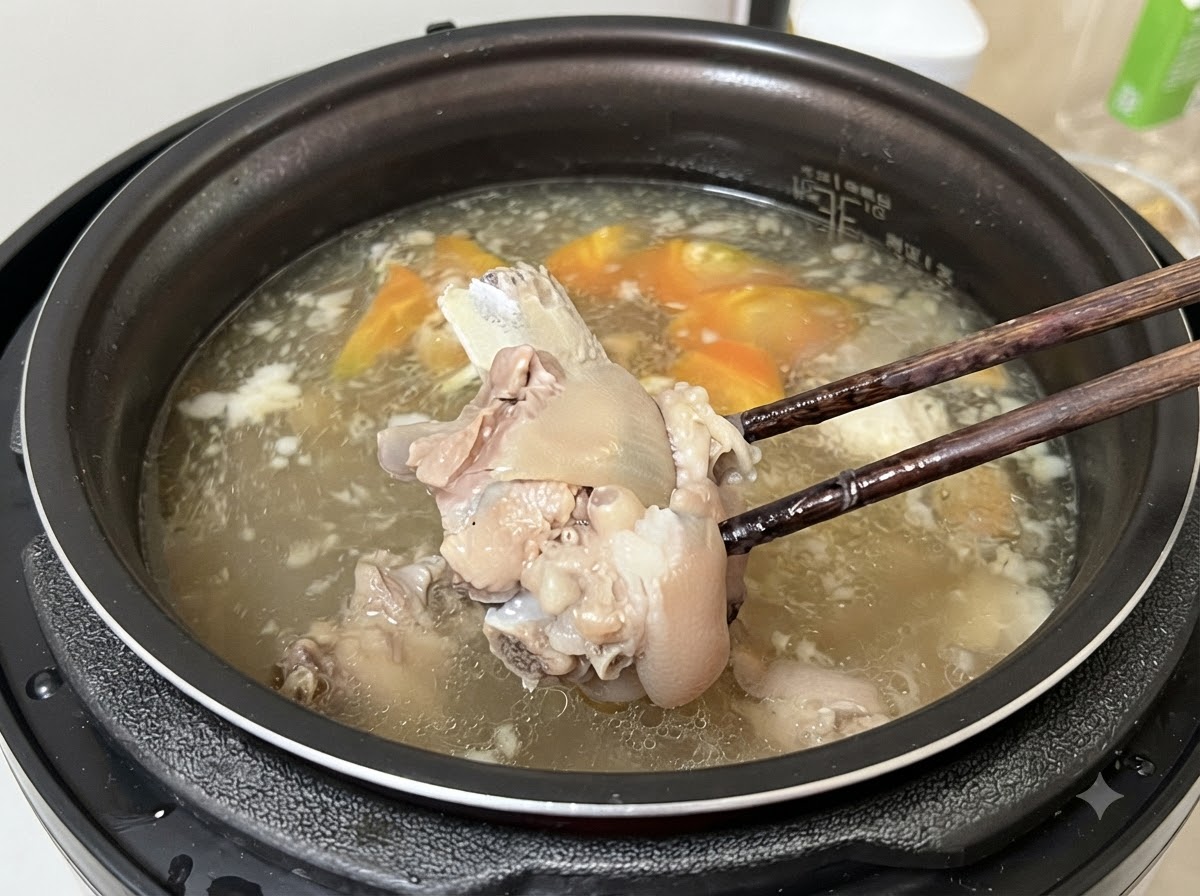 Des baguettes soulevant un morceau de viande tendre du bouillon cuit.