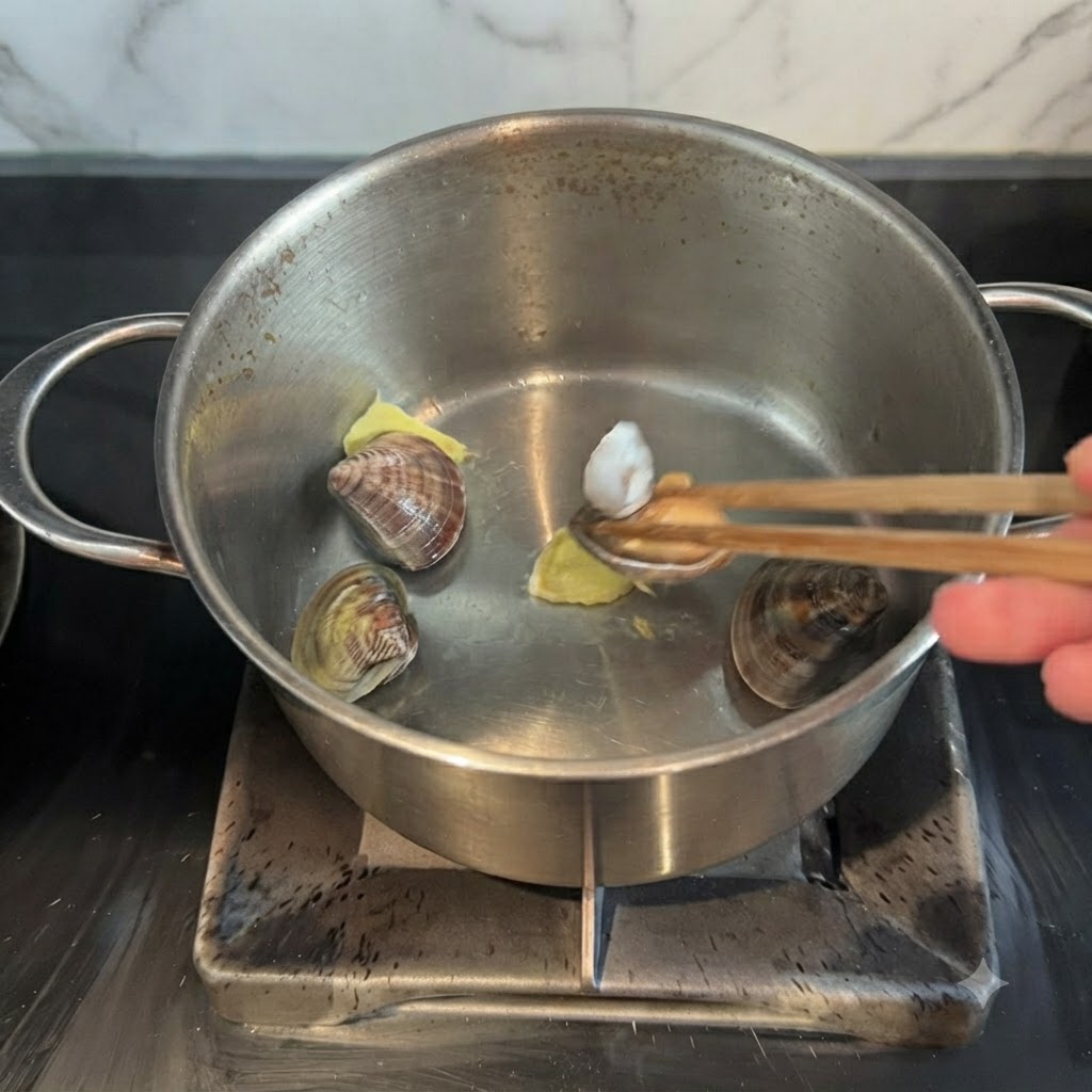 Palourdes asari, morceaux de crabe, pétoncles et champignons ajoutés dans la casserole avec le gingembre.