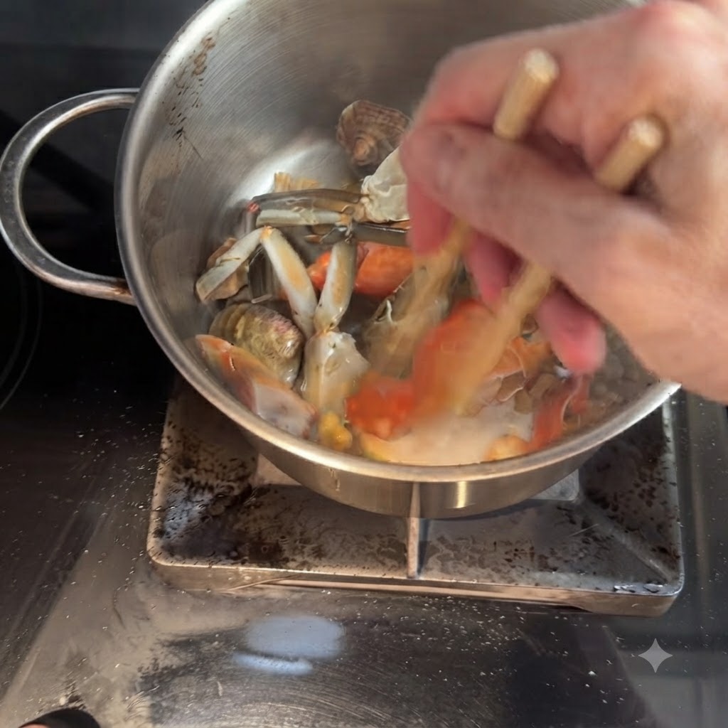 Chair de crabe et grosses crevettes en train dêtre sautées dans la casserole à laide de baguettes.